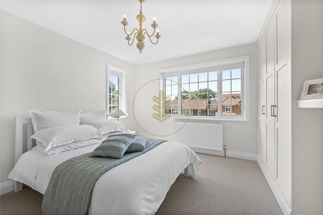 8, Lawrence Gardens, London photo 4