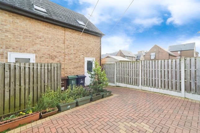 3, Oaklands Close, Leeds photo 4