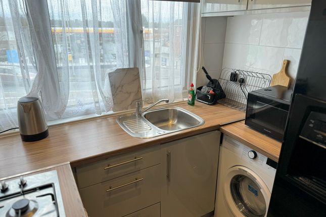 Flat to rent in Winslet Place, Oxford Road, Tilehurst, Reading