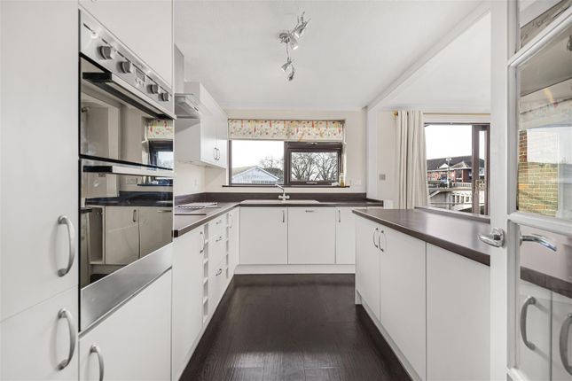 9, Riverside Court, Reading photo 3