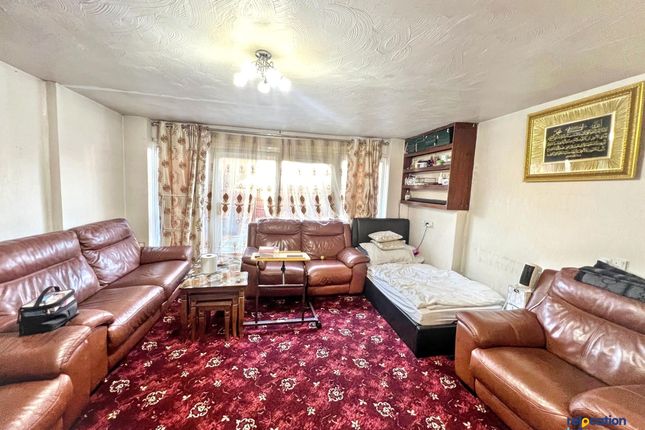 8 Maynard Court, Waltham Abbey photo 2