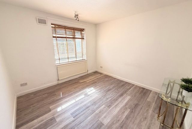 93, Wydeville Manor Road, London photo 2