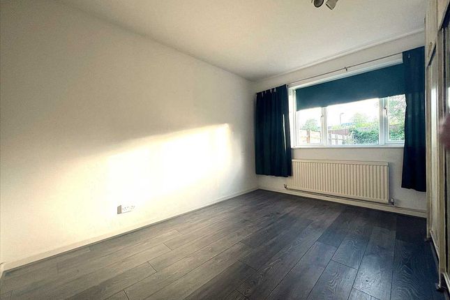 11, Dennis Gardens, Stanmore photo 4