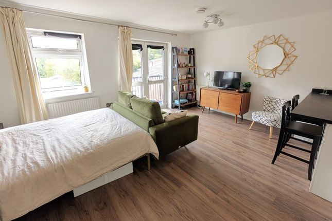 Apple Trees Place, Woking photo 4