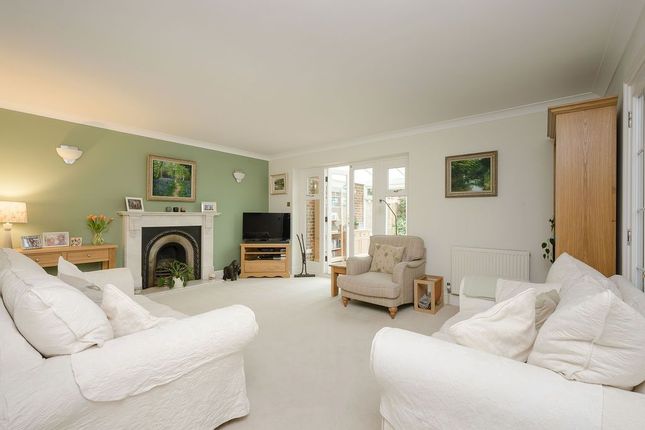 9, Weston Avenue, West Molesey photo 4