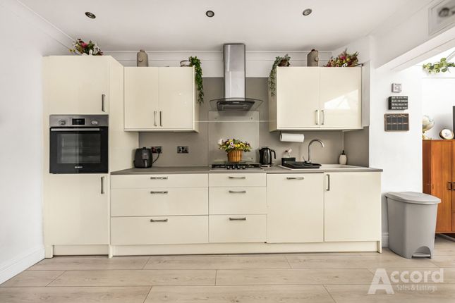 9 Fry Close, Romford photo 4