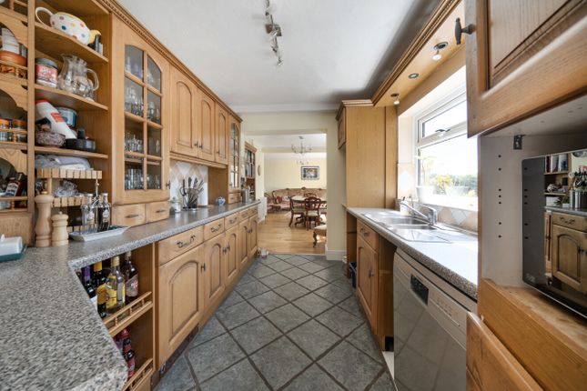 16, Fernhill Close, Surrey photo 4