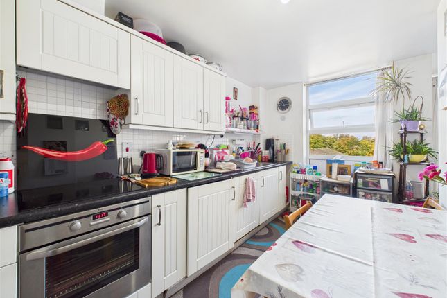 23, Aits View, Victoria Avenue, West Molesey photo 3
