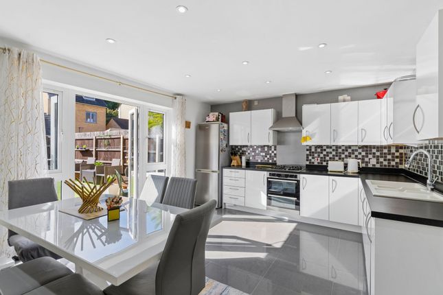 20 Brimstone Drive, Stevenage photo 3