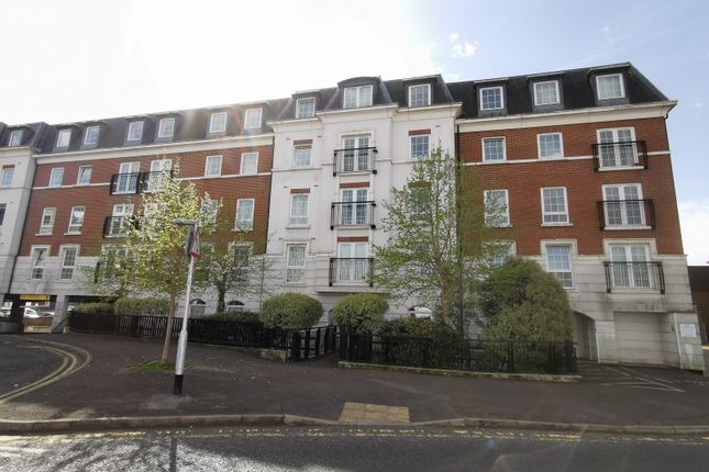 Flat to rent in Station Approach, Epsom, Surrey.