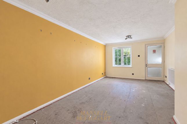 11 Goddard Close, Crawley photo 2