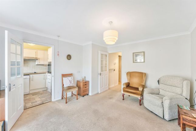 29 Westleigh Court, Nightingale Lane, Wanstead photo 3