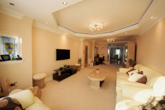 32, Monkswood Gardens, Ilford photo 4