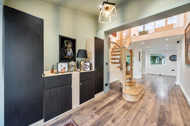 13, Wren Crescent, Bushey photo 4