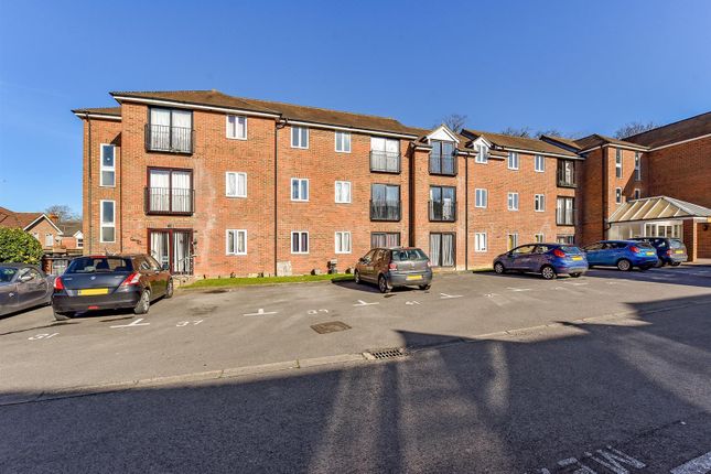 Flat to rent in Woodlands Way, Andover