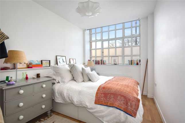 Flat 2, 16, Furrow Lane, London photo 3