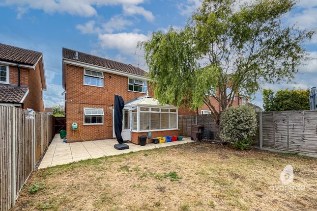 26 Dowding Close, Woodley, Berkshire photo 2
