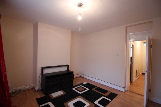 Flat for sale in Three Colt Street, London