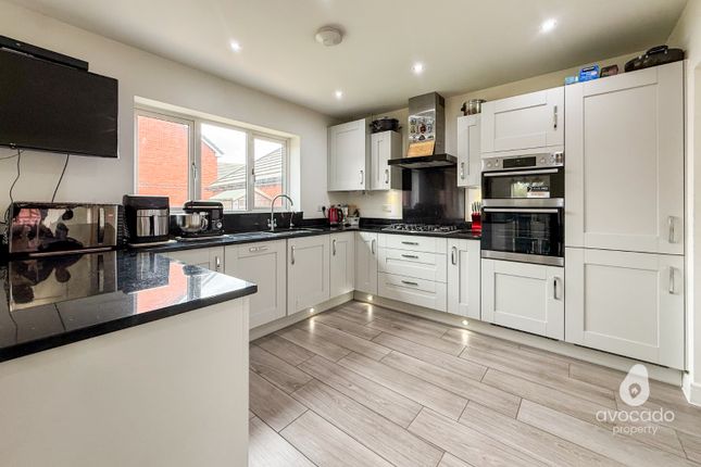 24, Mayflower Meadow, Wokingham photo 3