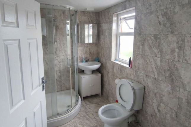 Room 6, 16 Kingsley Road, Ilford photo 3