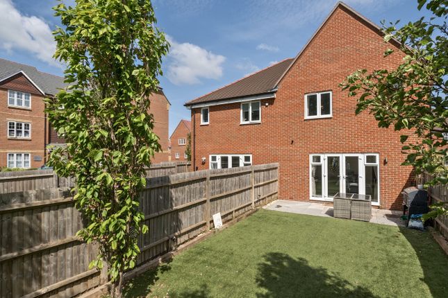 1, Equestrian Court, Reading photo 2