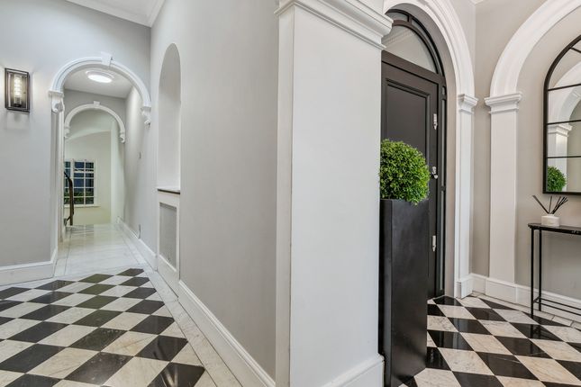 Flat for sale in Brompton Square, London