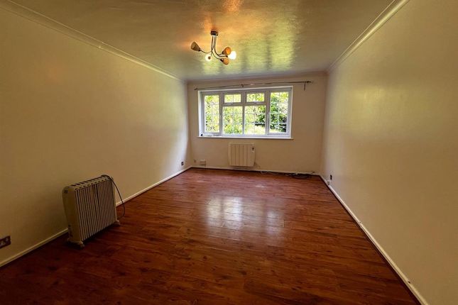 Flat 8, Shelton Court, Slough photo 2