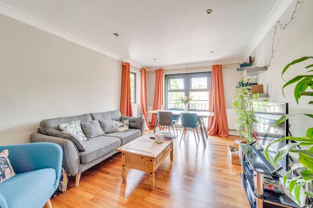 Flat for sale in Beaumont Rise, London