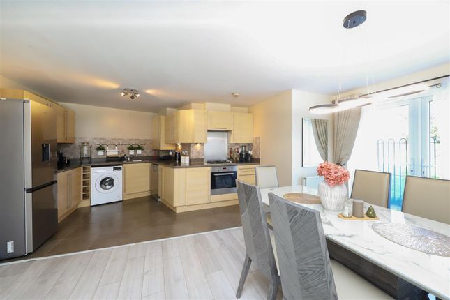 Flat 8 Fulmar House, Albacore Way, Hayes photo 4