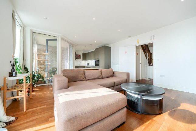 Flat 124 15, Victory Parade, London photo 2