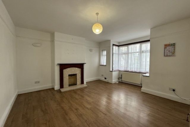 27, The Highlands, Edgware photo 2