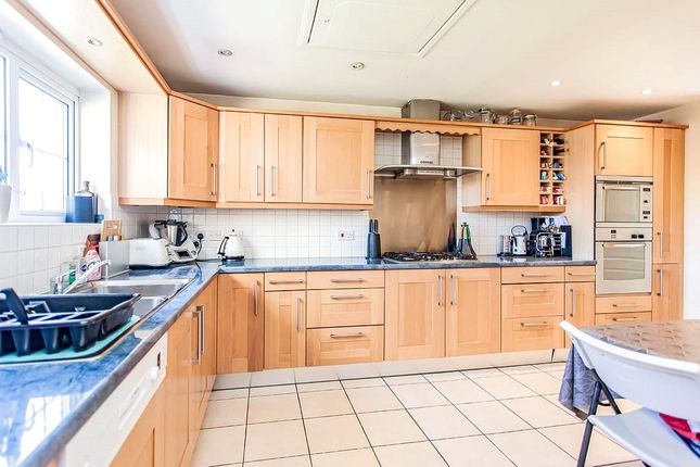 5, Wheatley Drive, Watford photo 2