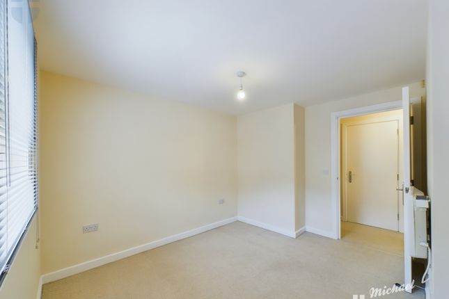 Flat to rent in Pine Street, Aylesbury