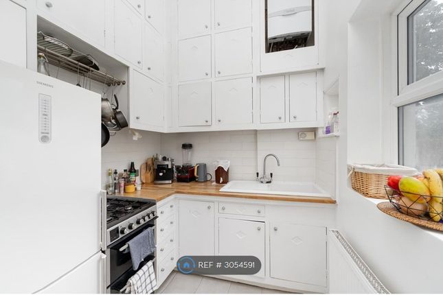 Grove Court, Larkhall Rise, London photo 4