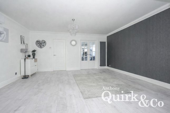 5b, Fairlop Avenue, Canvey Island photo 4