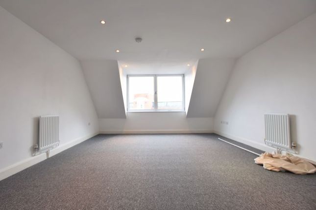 Flat to rent in Cowleaze Road, Kingston Upon Thames