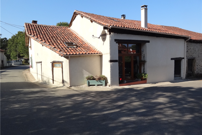 Country house for sale in Chassenon, Charente, Nouvelle-Aquitaine, France