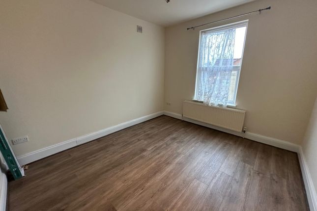 Thumbnail Flat to rent in Belmont Road, Luton, Bedfordshire