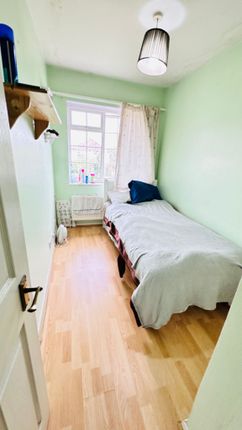 Aspen Drive, Wembley photo 4