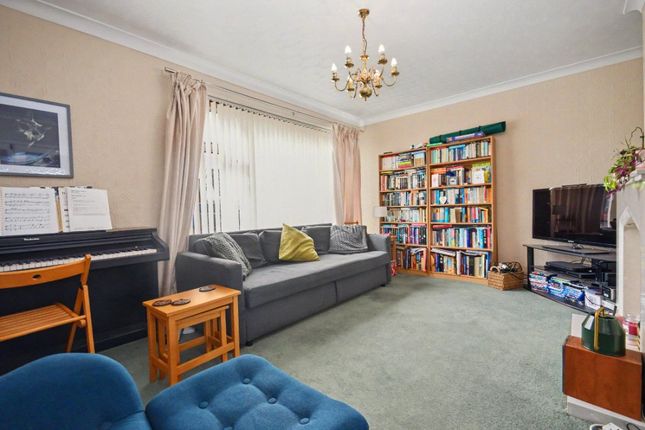 16, Ashley Close, Wakefield photo 4