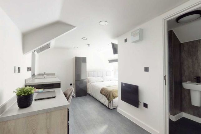 Flat to rent in Oaklands Grove, London