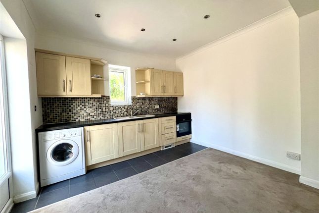 Flat 2, 14, Springfield Road, Surrey photo 3