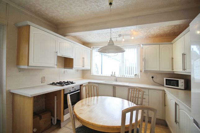 10, Redhill Crescent, Wakefield photo 3