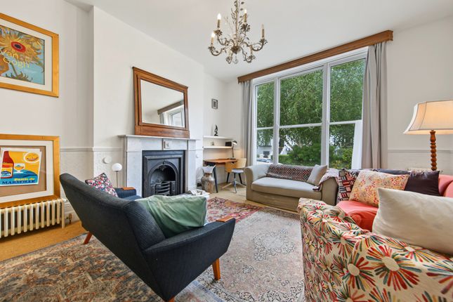 Flat Flat B, 5, Pembridge Crescent, London photo 2