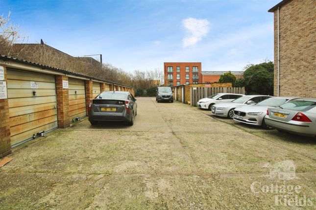 Flat for sale in Bridle Close, Enfield, London - Chain Free