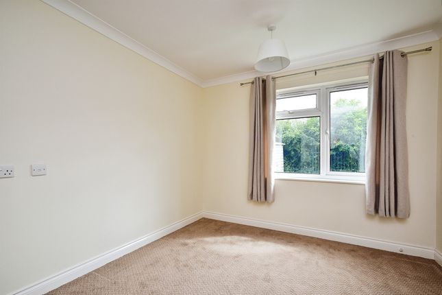 Flat for sale in Kingsdown Road, South Marston, Swindon