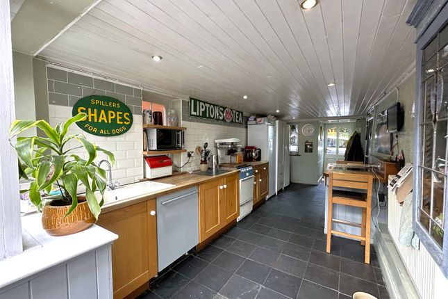 Well-Appointed Kitchen 058