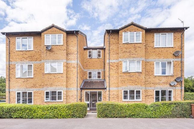 Flat to rent in Kestrel Way, Bicester