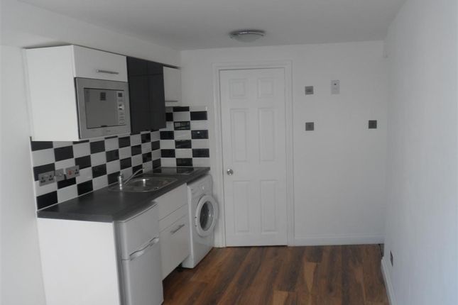 Caernarvon Close, Mitcham photo 4