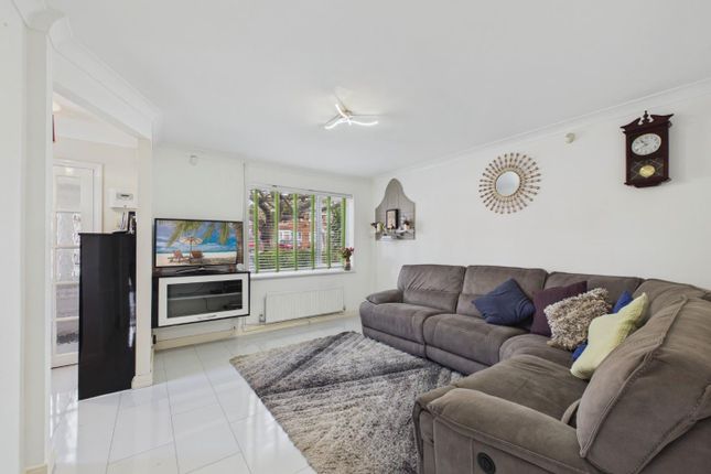 18, Cowdrey Close, Ashford photo 4